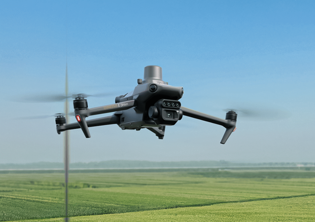 Drones en construcción optimizando eficiencia en levantamientos topográficos de campo abierto.