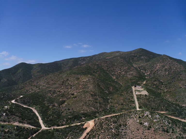 Mapeo con drones en construcción de carretera en terreno irregular.