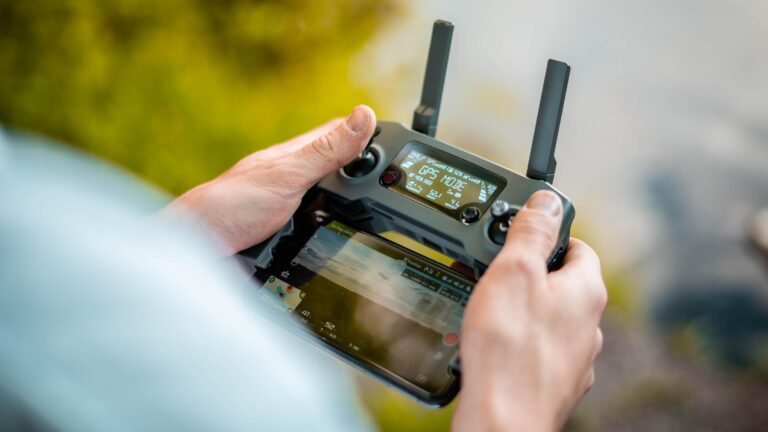 Control remoto de drones en construcción reduciendo costos operativos en proyectos de infraestructura